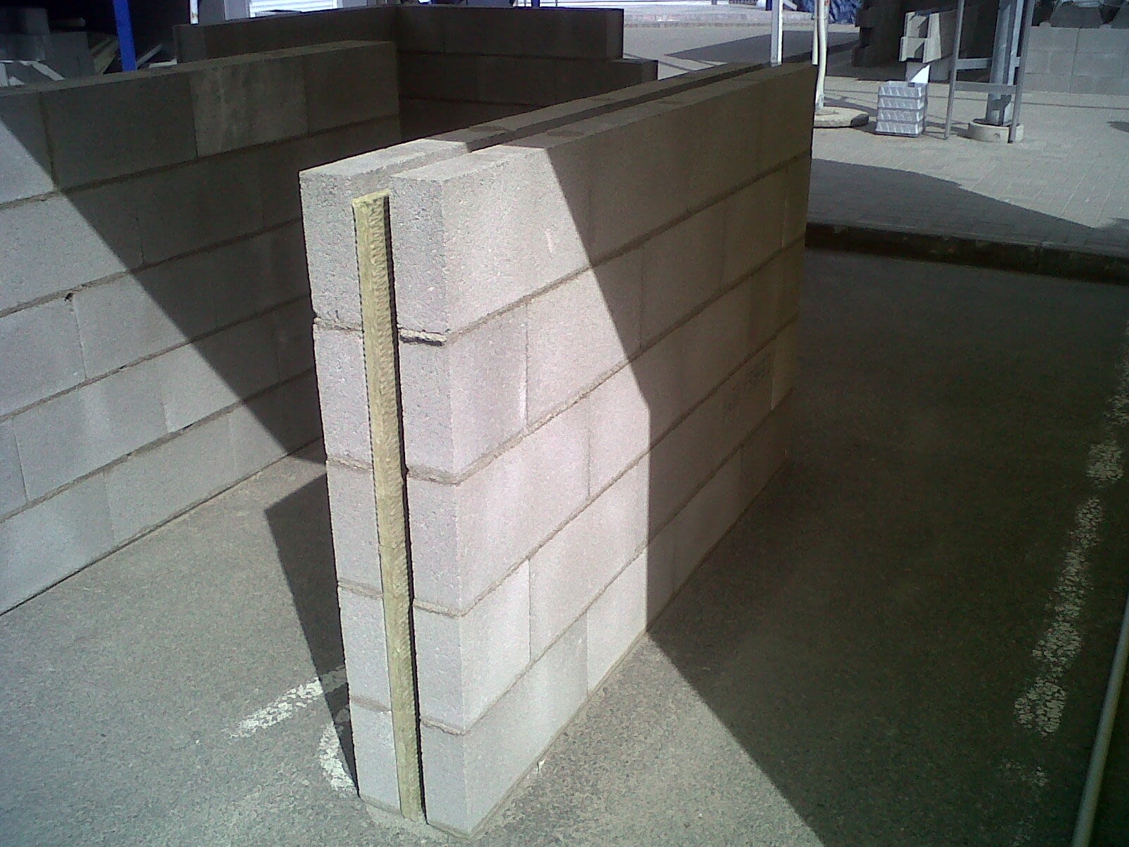 Padidinto efektyvumo tarpbutinė atitvara iš betoninių blokelių